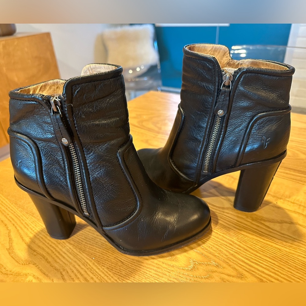 Frye Sylvia Piping Bootie size 9